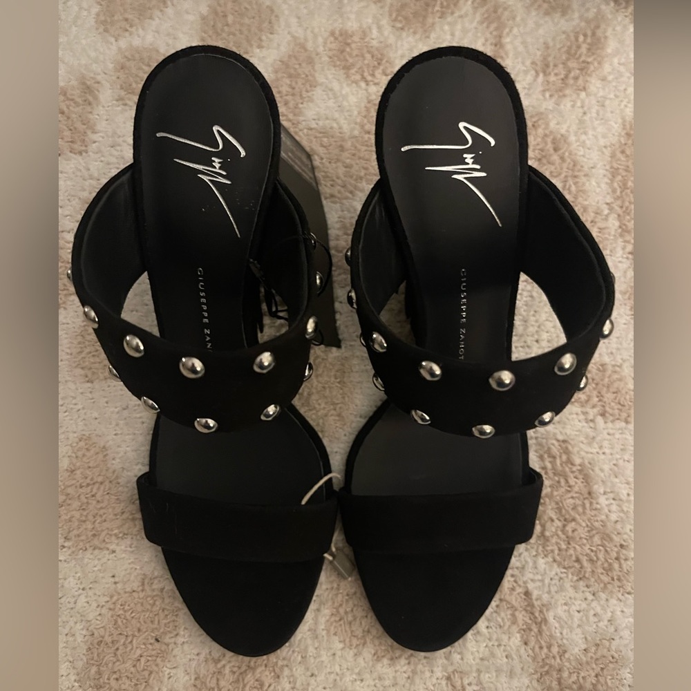 NWT Giuseppe Zanotti Black suede wedge with fringe